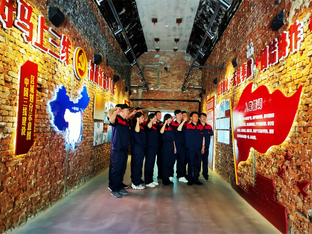 2021年(nián),紅(hóng)色基地(dì)開(kāi)展黨員(yuán)春訓,重溫入黨誓詞牢記初心